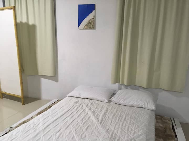 Kitanda cha Mezzanino cha watu wawili kwenye godoro