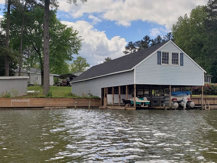 8 Bedroom, 4.5 bath lake front home with boathouse