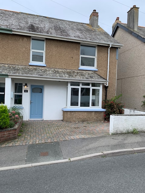 Successful Airbnb property: Walk to beach- Dog/ Family friendly- sleeps 8 in Bude Stratton