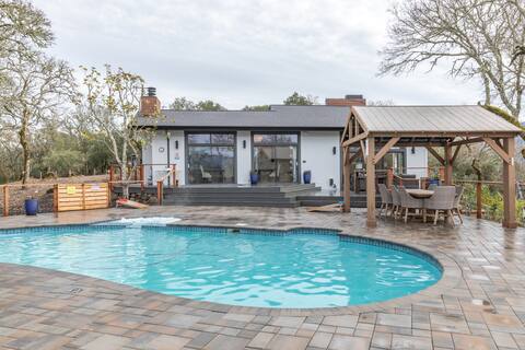 Private Home on 6 Acres Pool, Hot Tub and Views!