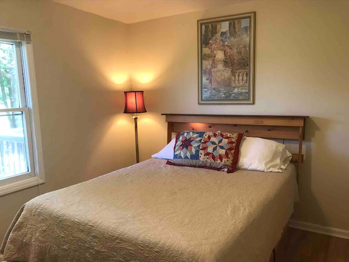 Pohodlná izba s druhou spálňou s manželskou posteľou a písacím stolom