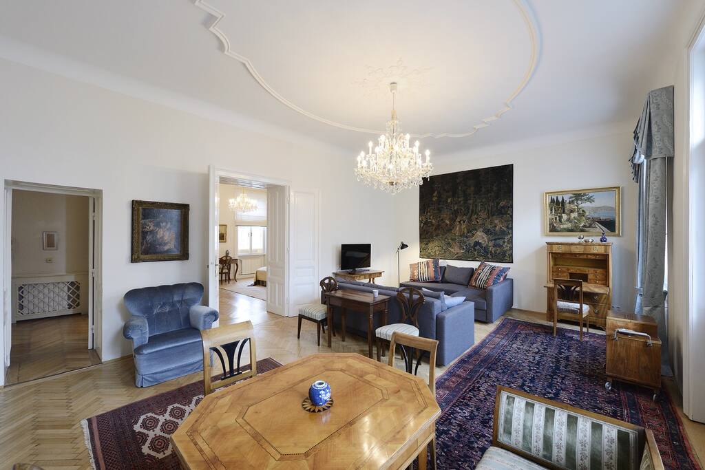 Fernseher, Wifi und Sitzeck mit Grossen Sofa, das zum Doppelbett ausgezogen werden kann
