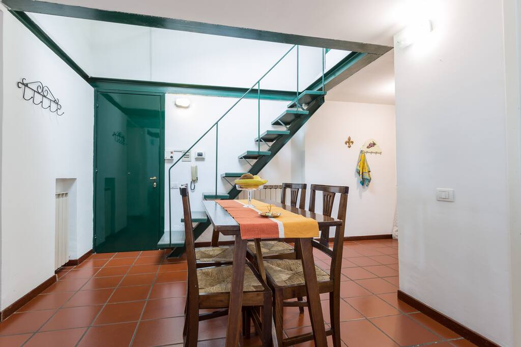 soggiorno con scala di accesso soppalco e terrazzo