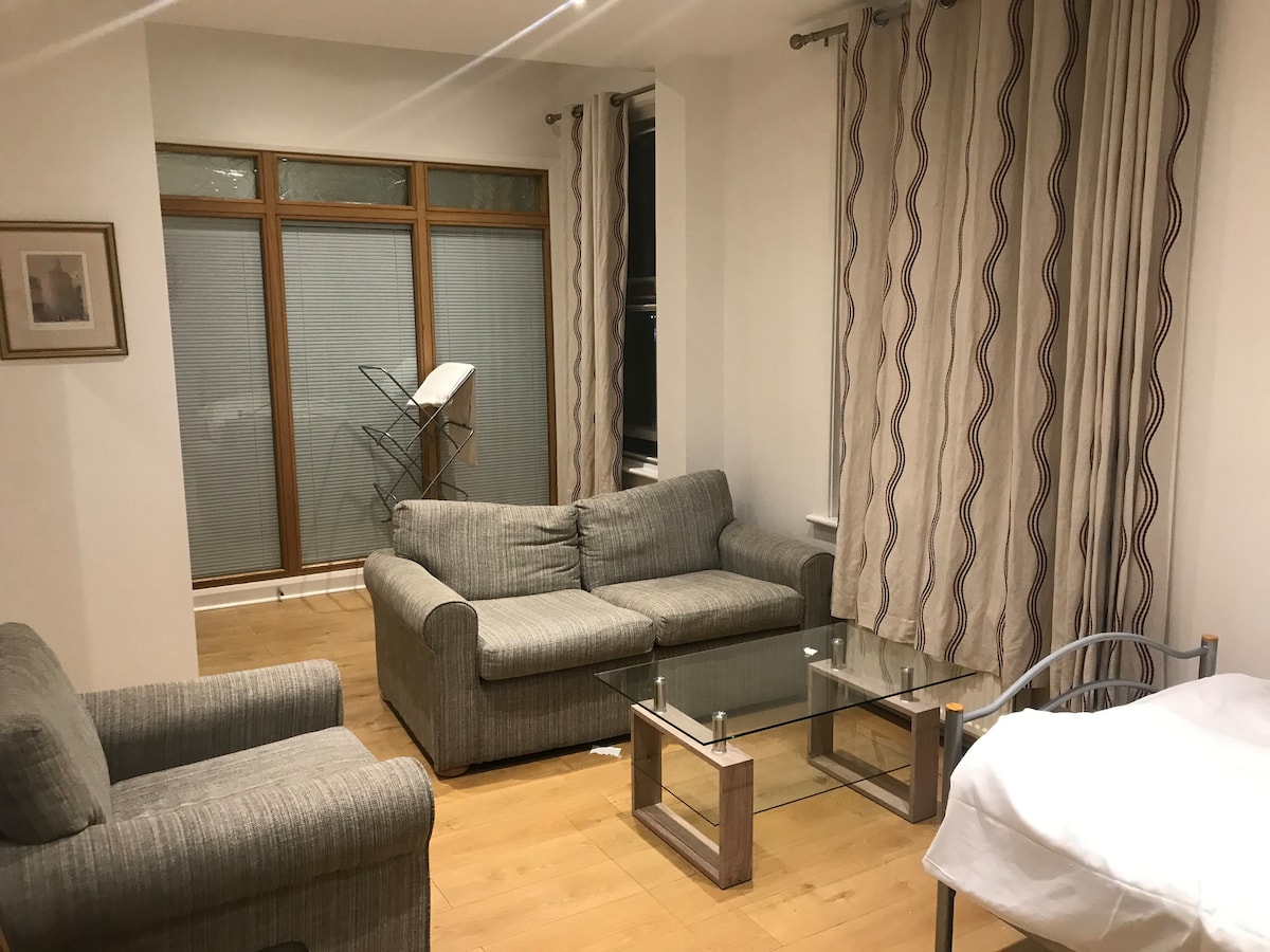 Propiedad de Airbnb exitosa: Entire Flat with River  Yare View, H1 en Bradwell