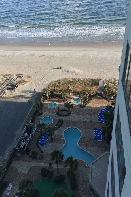 Pools, hot tubs and putting green