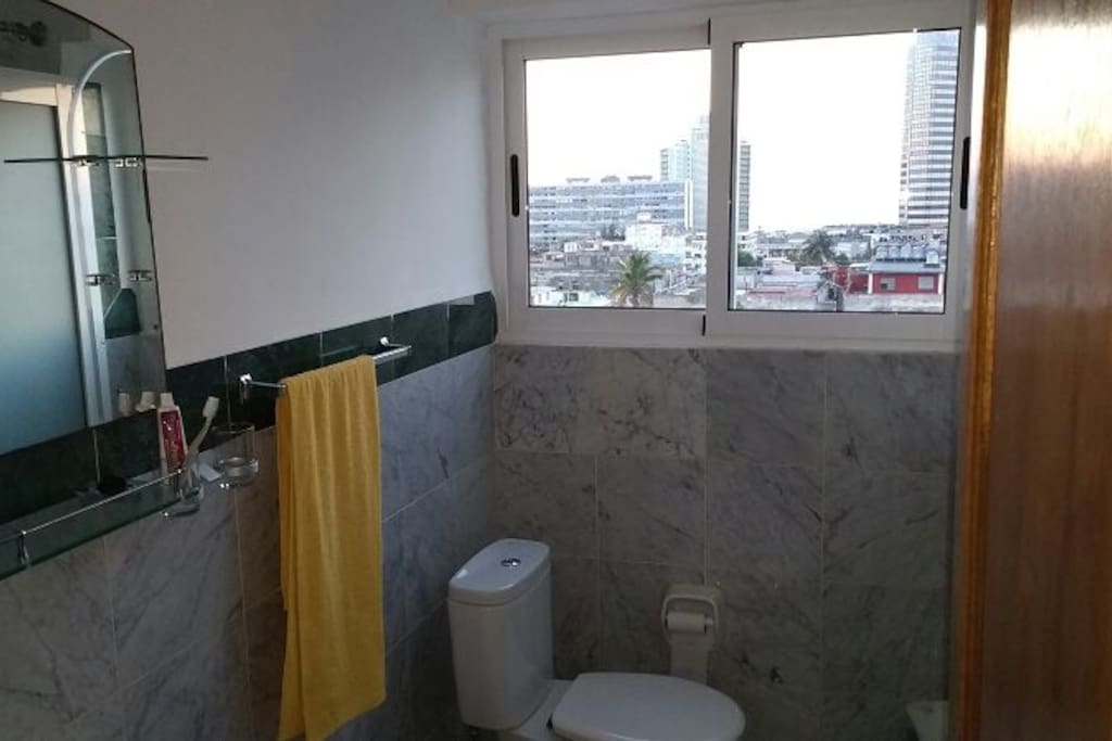 Baño con vista a hoteles Cohíba y Riviera