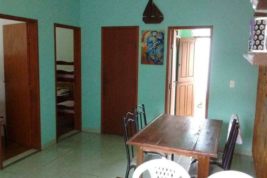 parte da sala e porta dos quartos, banheiro e área de serviço