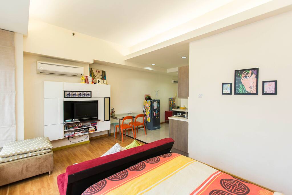 Bright and sunny studio with a comfy full sized queen bed.