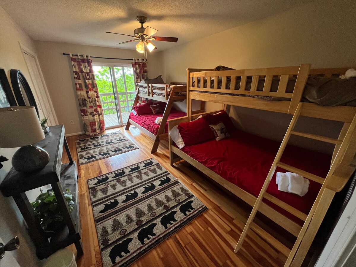 เตียงแฝดมากกว่าเตียงสองชั้นเต็มชั้นล่าง