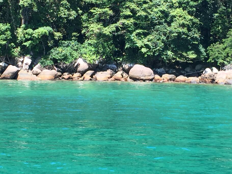 A cor do mar da baía da Ilha Grande