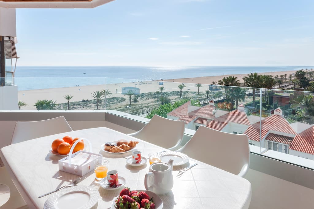 Desayuna mirando el mar. Te lo has ganado.
