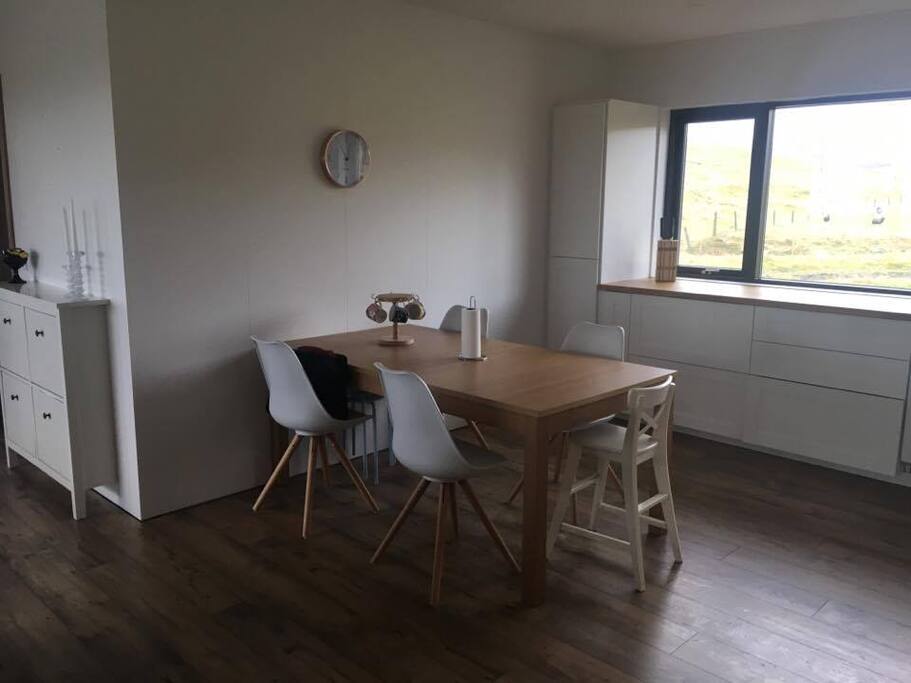 Kitchen & dining area