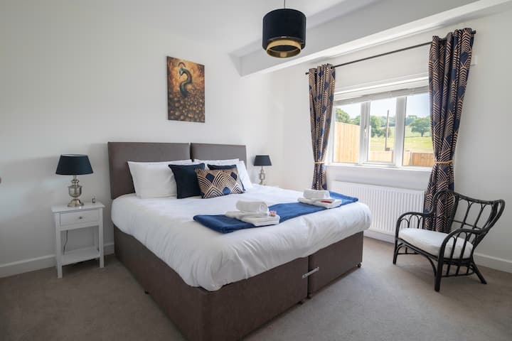 Sängen är en dragkedja och länk och kan vara antingen en dubbelsäng eller 2 enkelsängar.