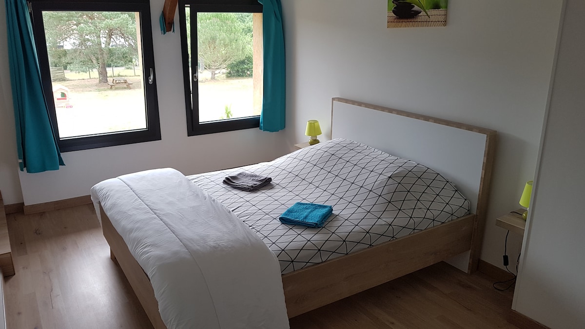 Gran dormitorio en el piso superior con una cama doble