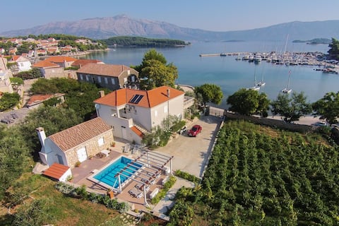Popular Airbnb listing: AMAZING VILLA "ELLA" WITH POOL and JACUZZI" in Općina Lumbarda