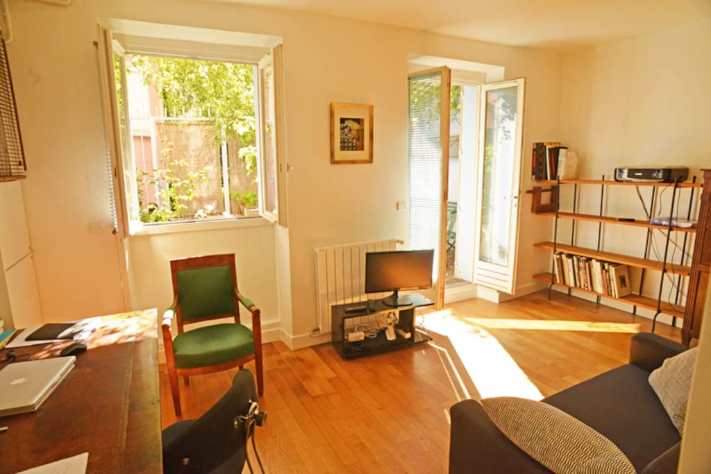 Living-room avec bureau, canapé convertible, TV et wi-fi