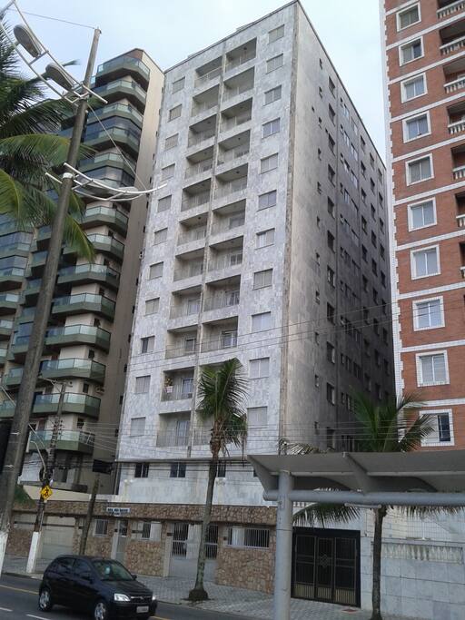 Fachada do prédio - portaria 24 horas, 1 vaga na garagem, antena coletiva, salão de jogos, elevadores e churrasqueira disponível para aluguel.