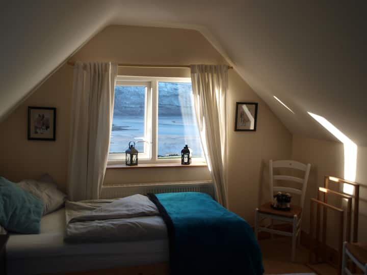 Sunshine is going to make a good start for the day in this room.
When the sun wakes you up in this room, your day starts nicely.