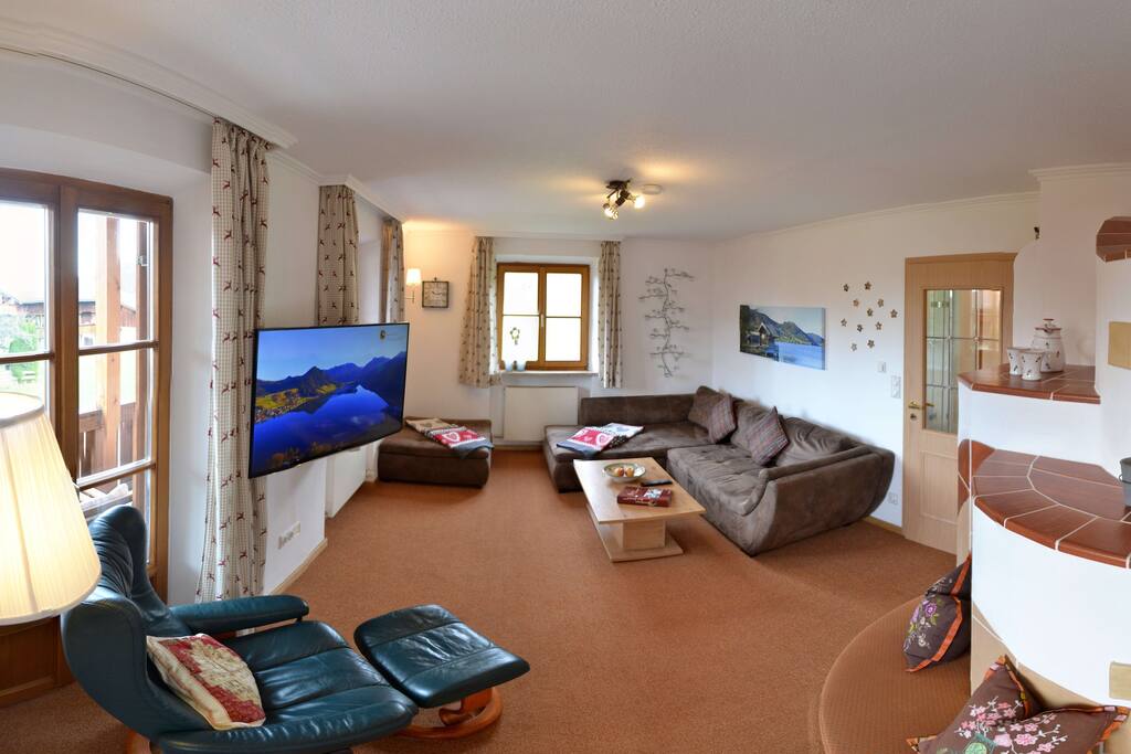 gemütliches Wohnzimmer mit Kachelofen