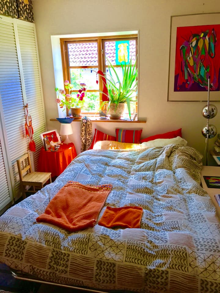 החדר הפרטי עם מגבות ומצעים והרבה צבעים וגישה לחדר הרחצה ישירות 
מצלמת האבטחה תמיד כבויה כשאורחים שוהים בנכס, וניתן להסתיר את המכשיר הזה מאחורי מסך אם רוצים !!