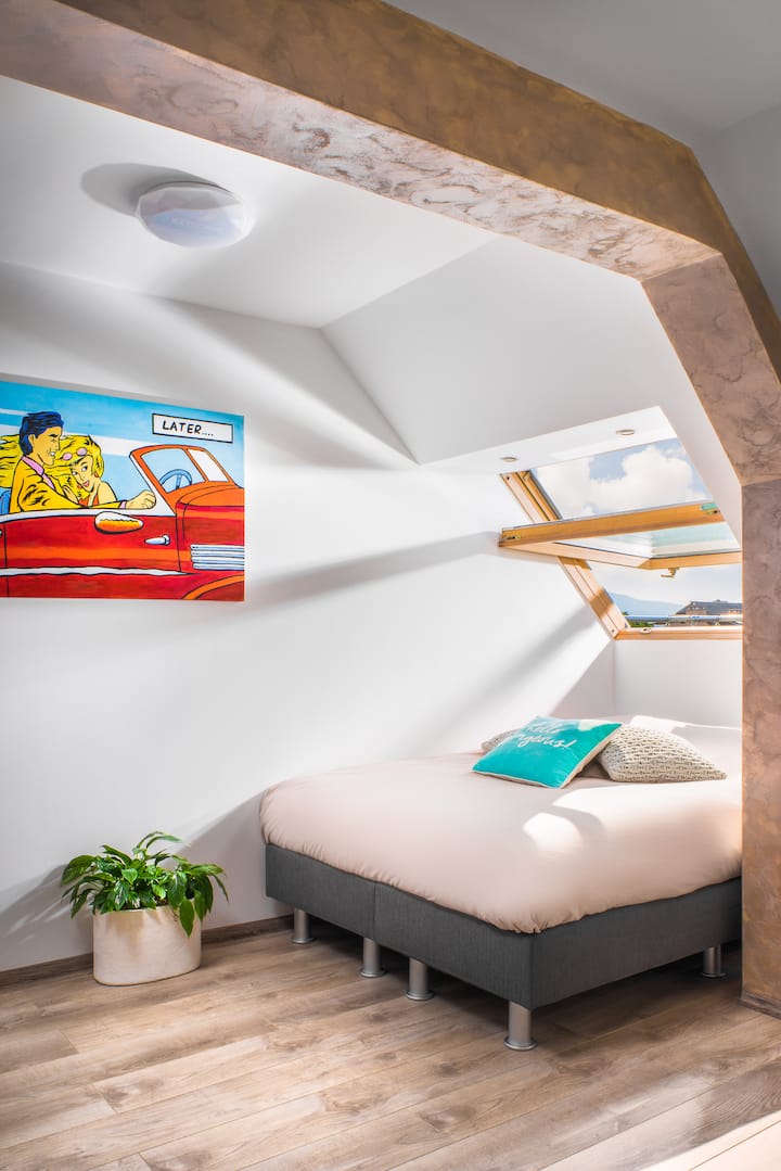 El apartamento 'Zonnebloem' te da la bienvenida con un ambiente soleado y cálido
