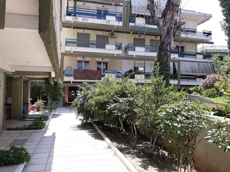 Η είσοδος στο συγκρότημα