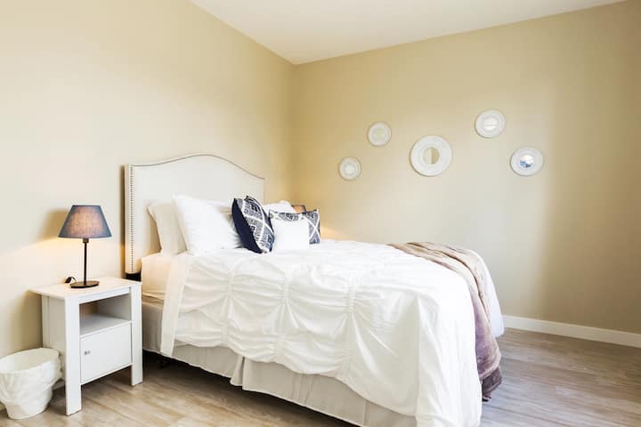 La terza camera da letto si trova nella parte anteriore della casa e dispone di un nuovo grande letto queen-size! 