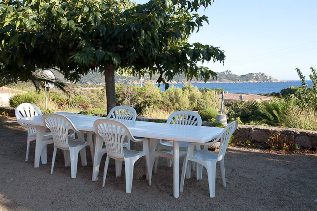 ESPACE DEVANT LA TERRASSE DE LA VILLA
