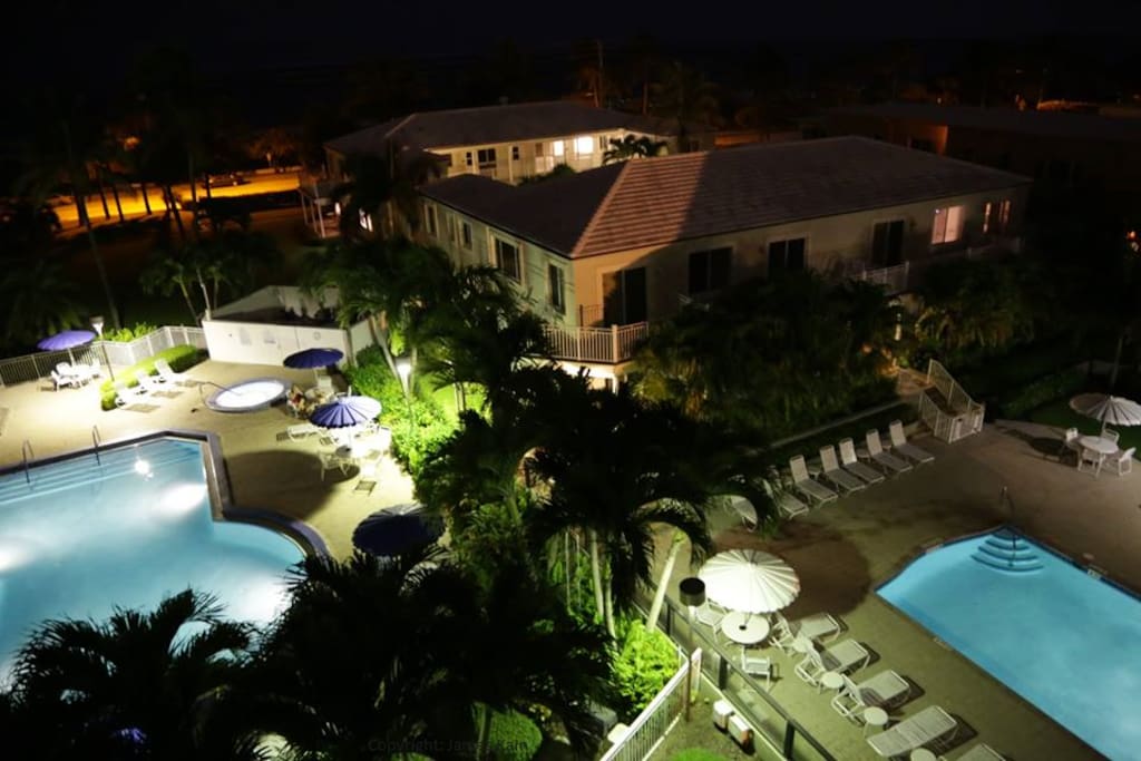 Multiple pools & jacuzzi