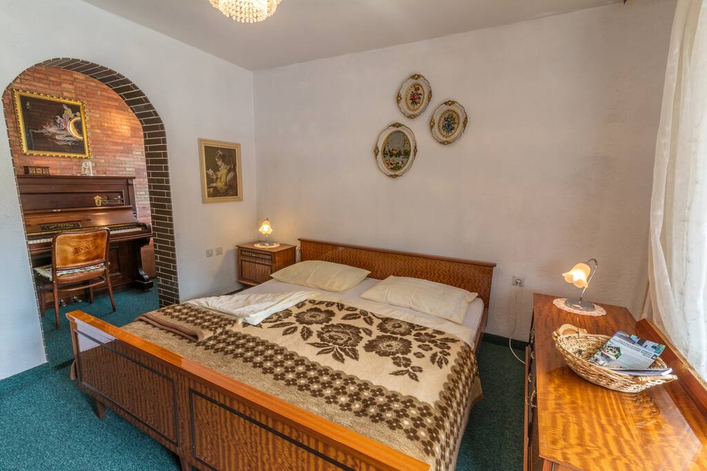 bedroom Pianino