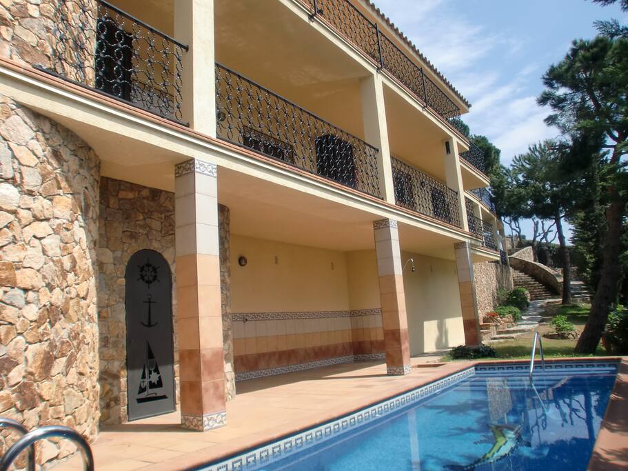 piscina y apartamento vistas al Mediterraneo