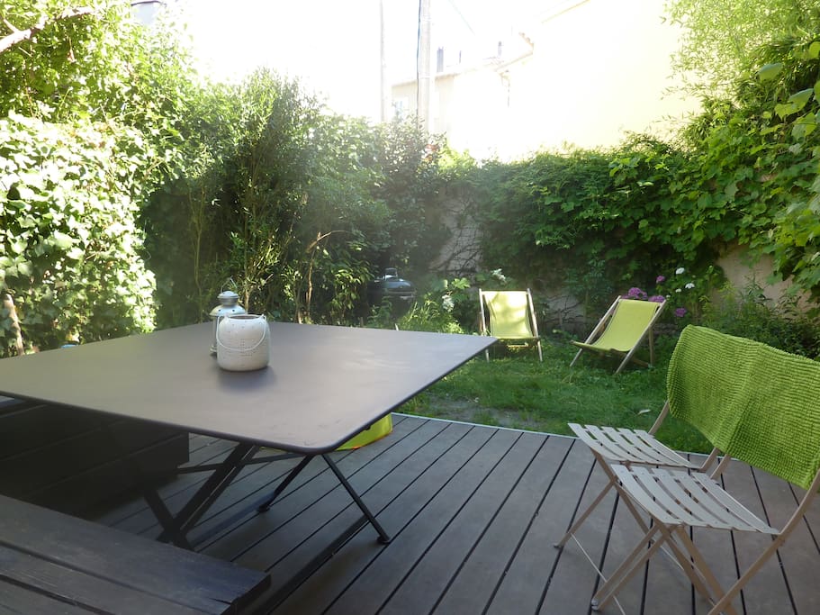 Petit jardin avec terrasse en bois