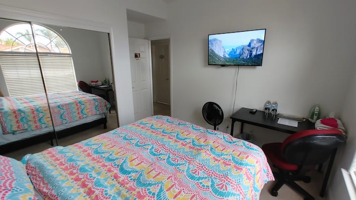 Chambre 3
- Éclairage naturel avec fenêtre voûtée
- Hauts plafonds voûtés
- Lit queen size
- Télévision 42"avec Roku, Netflix, etc.
- Bureau de grande taille avec chaise et chaise
- Placard personnalisé pleine grandeur avec portes miroirs coulissantes
- Ventilateur de plafond