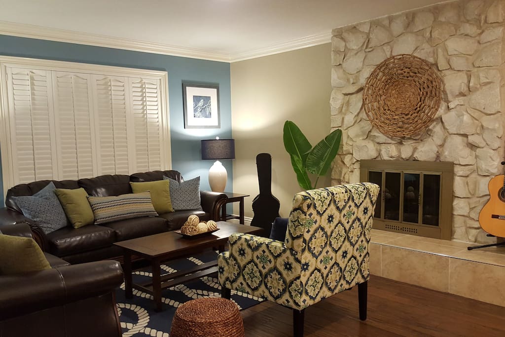Cozy Living room & fireplace
