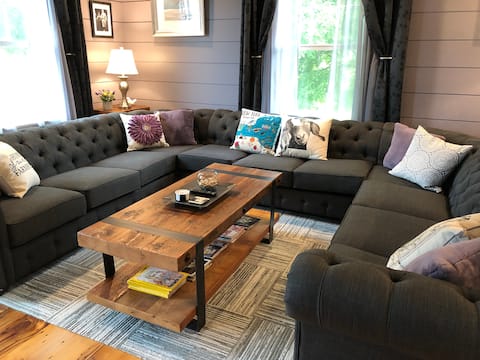 Top Airbnb: 5 En-Suites, Large Covered Porch, Sauna, No Pets in Hartwick Seminary