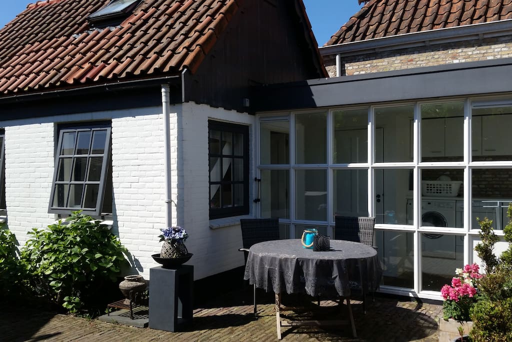 Dit is het achterhuisje waar de gasten verblijven