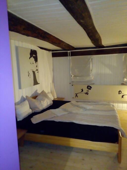 Ruhiges Zimmer mit Doppelbett