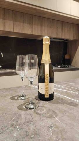 Superior 3 Bedroom Apartment in Melbourne CBD gallery image 3