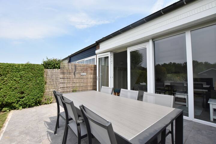 Duinzicht holiday home in Nieuwvliet with garden