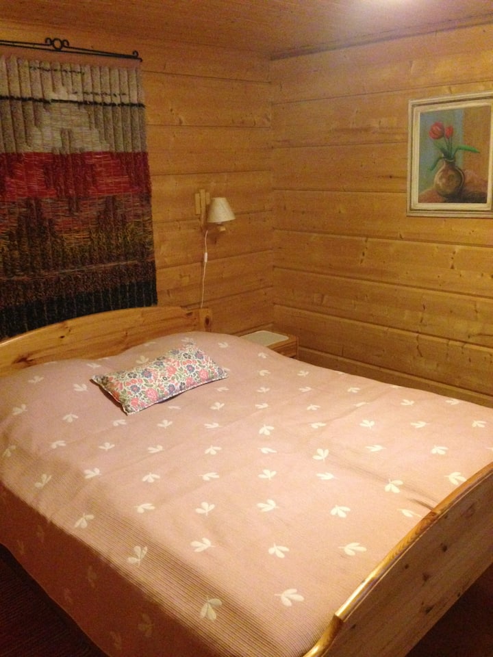 Alakerran makuuhuone. Downstairs bedroom with doublebed