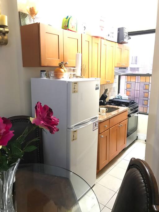 Fully equipped kitchen with dining table