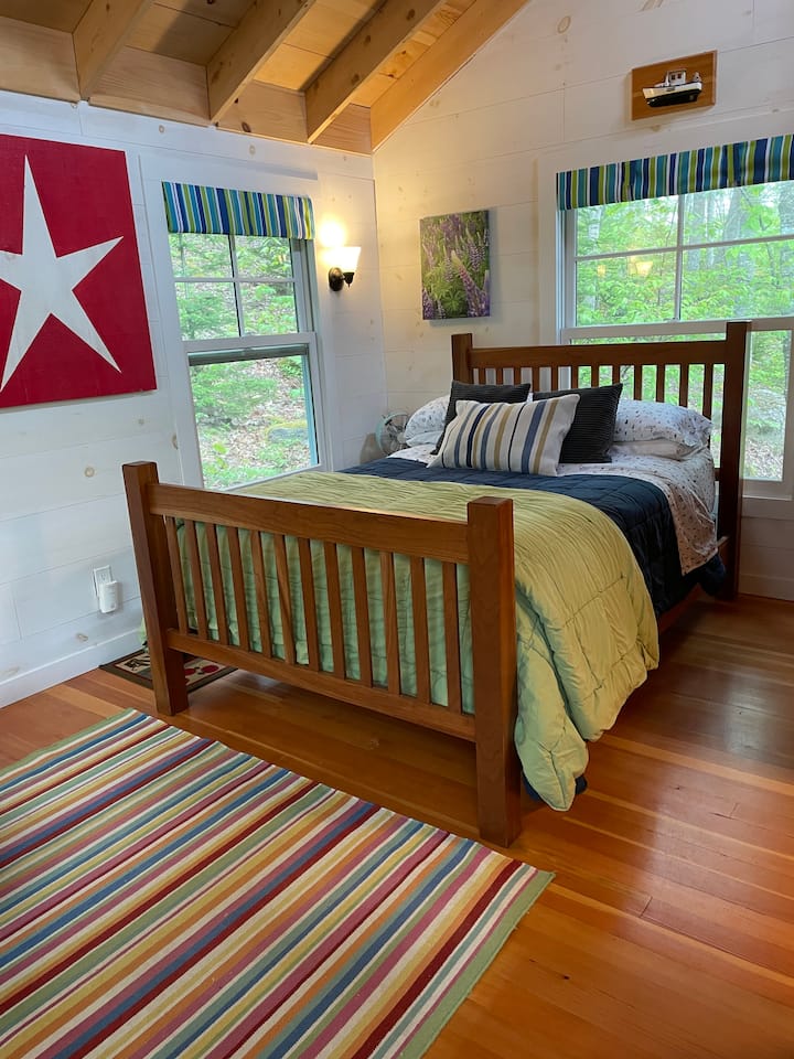 Საძინებელი 135 × 191 სმ ზომის საწოლით