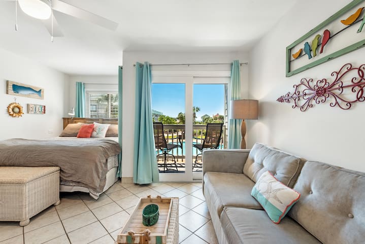 Cozy Studio by Beach with King-sized Bed & Queen
