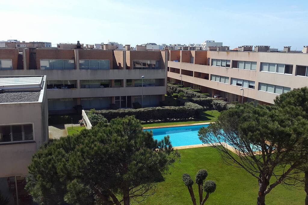 Piscina comum, em aldeamento tranquilo.