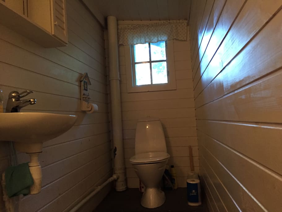 Toalett med vask