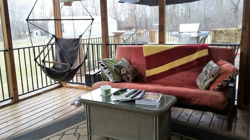 Perfect, peaceful hangout. Enjoy the huge yard. gallery image 5