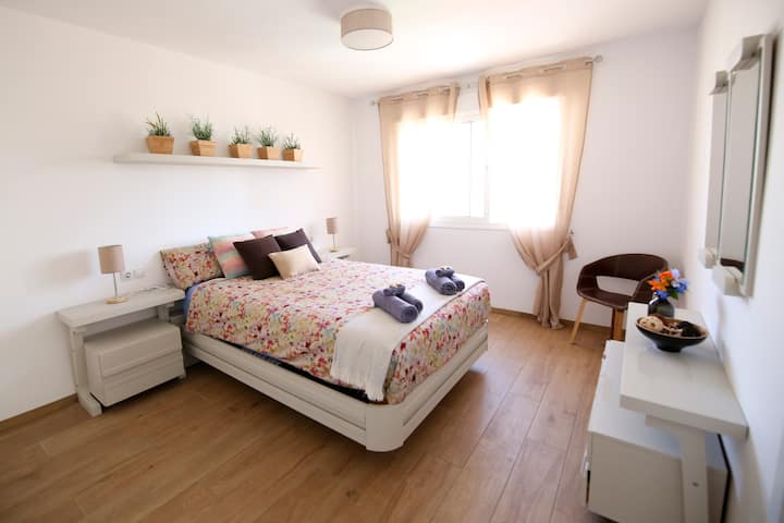DORMITORIO principal con cama de 135cm, cómoda para descansar.
Dormitorio principal con una cama de 135 metros, cómodo para descansar bien durante las vacaciones.
