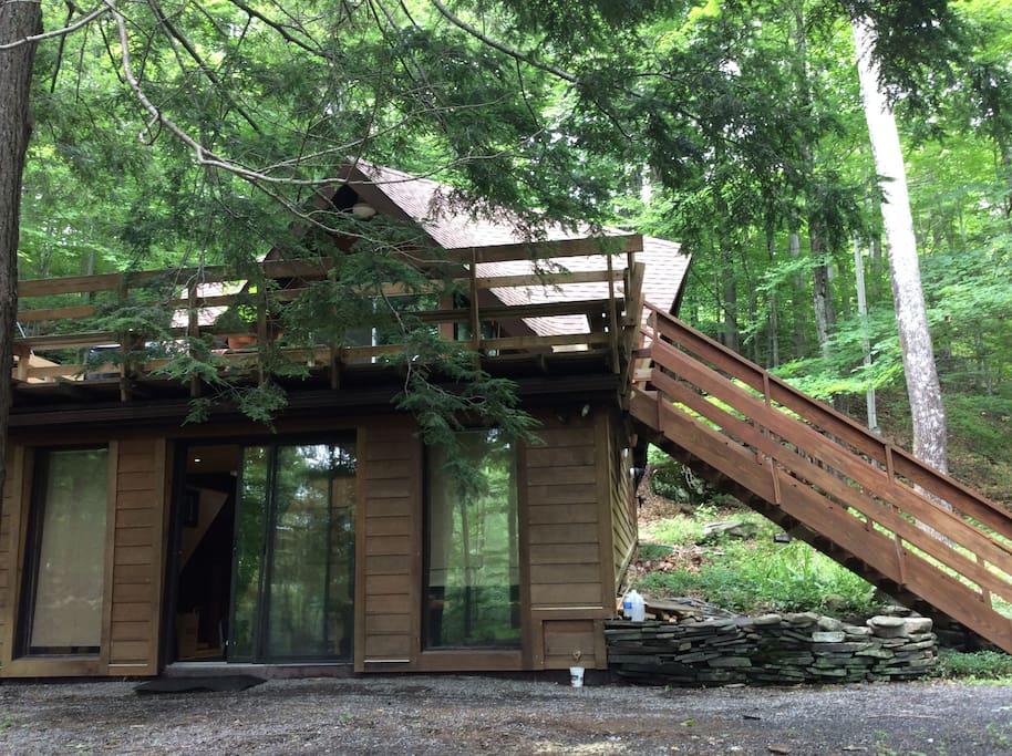 Looking at the cottage from the front.