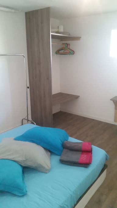 Chambre avec penderie, et portant,