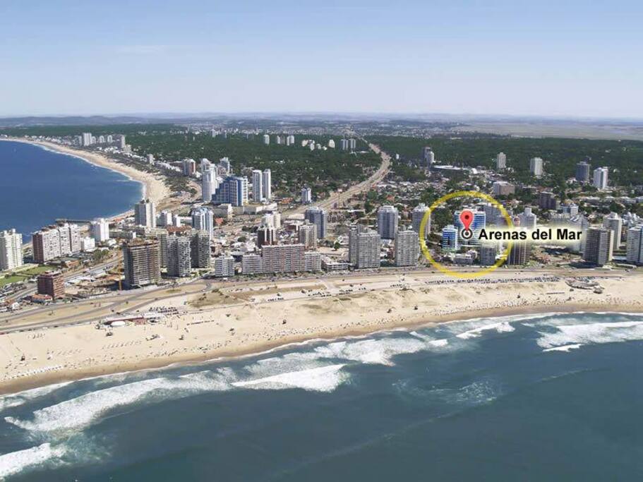 Ubicado a 80 metros de la playa Brava. Servicio de playa en temporada de verano. A escasos 600 metros de los Dedos. A 400 metros de la playa Mansa. Cerca de todo.